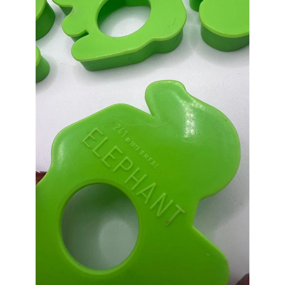 VTG General Mills Fun Group Inc Green Animal Shaped Cookie‎ Play Doh Cutter 6 CT